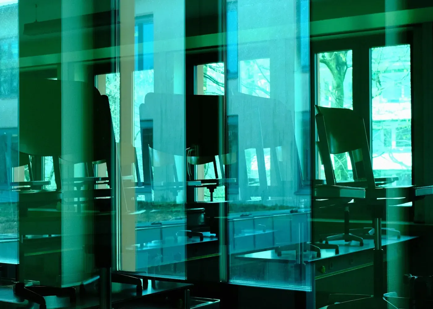 Cam bölmelerle ayrılmış modern ofis alanı